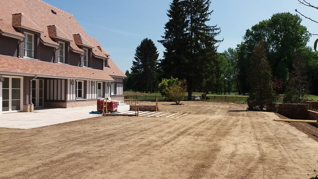 Nivellement et engazonnement d'un jardin - Golf de Vaudreuil (27)