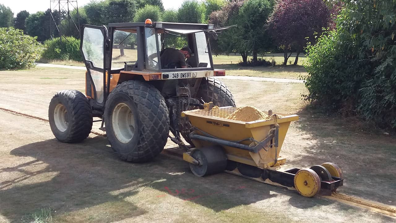 Remplissage des tranchées drainantes sur fairway - Golf de Gif-sur-Yvette (91)